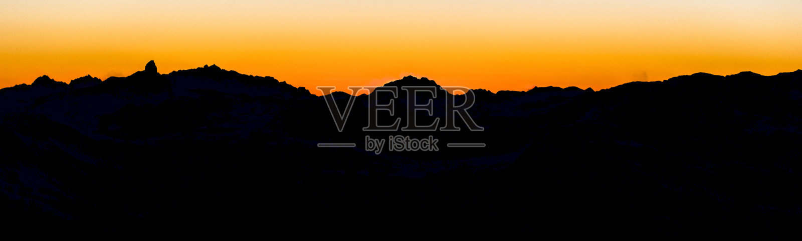 晨光照耀下的雪山照片摄影图片