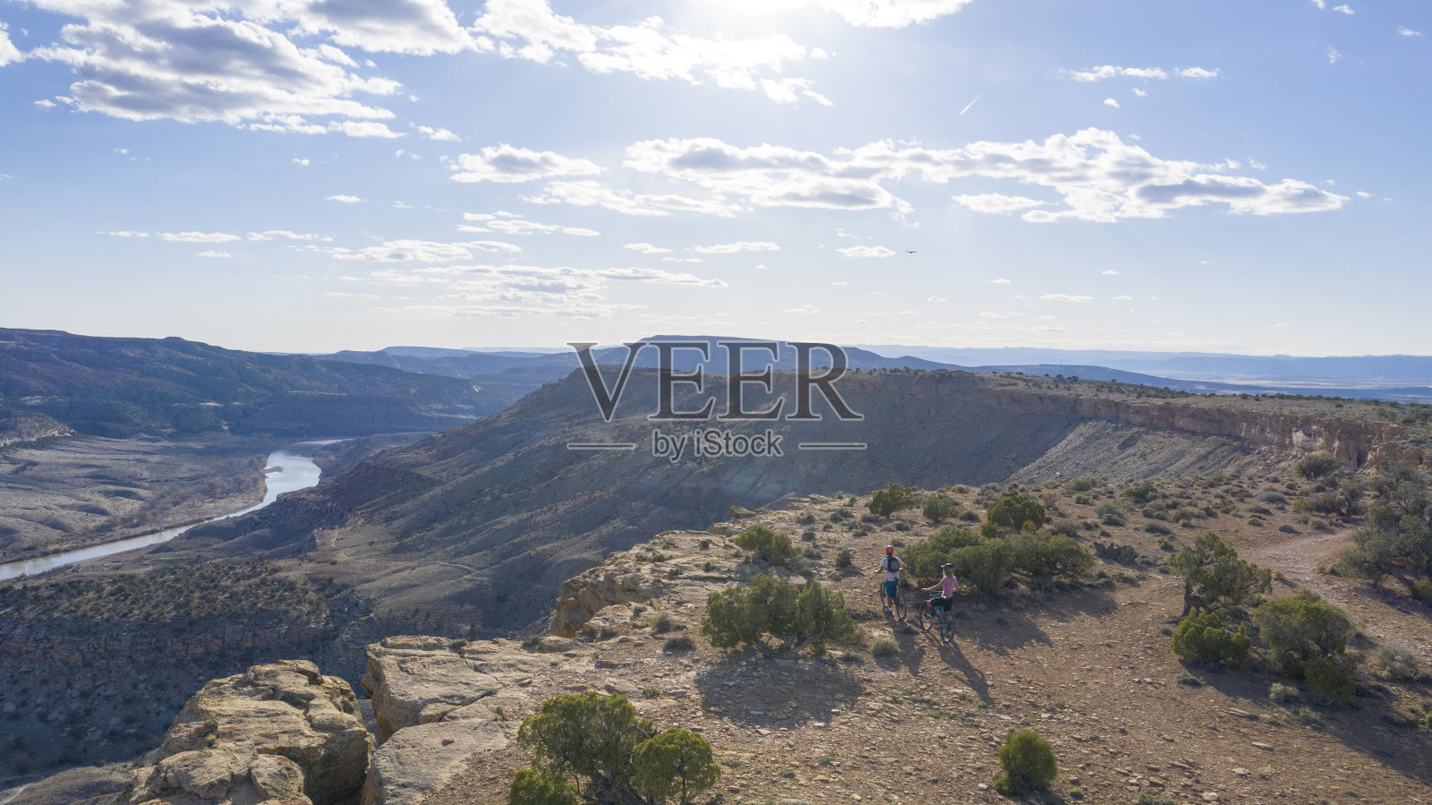 山地车骑向山脊的鸟瞰图照片摄影图片