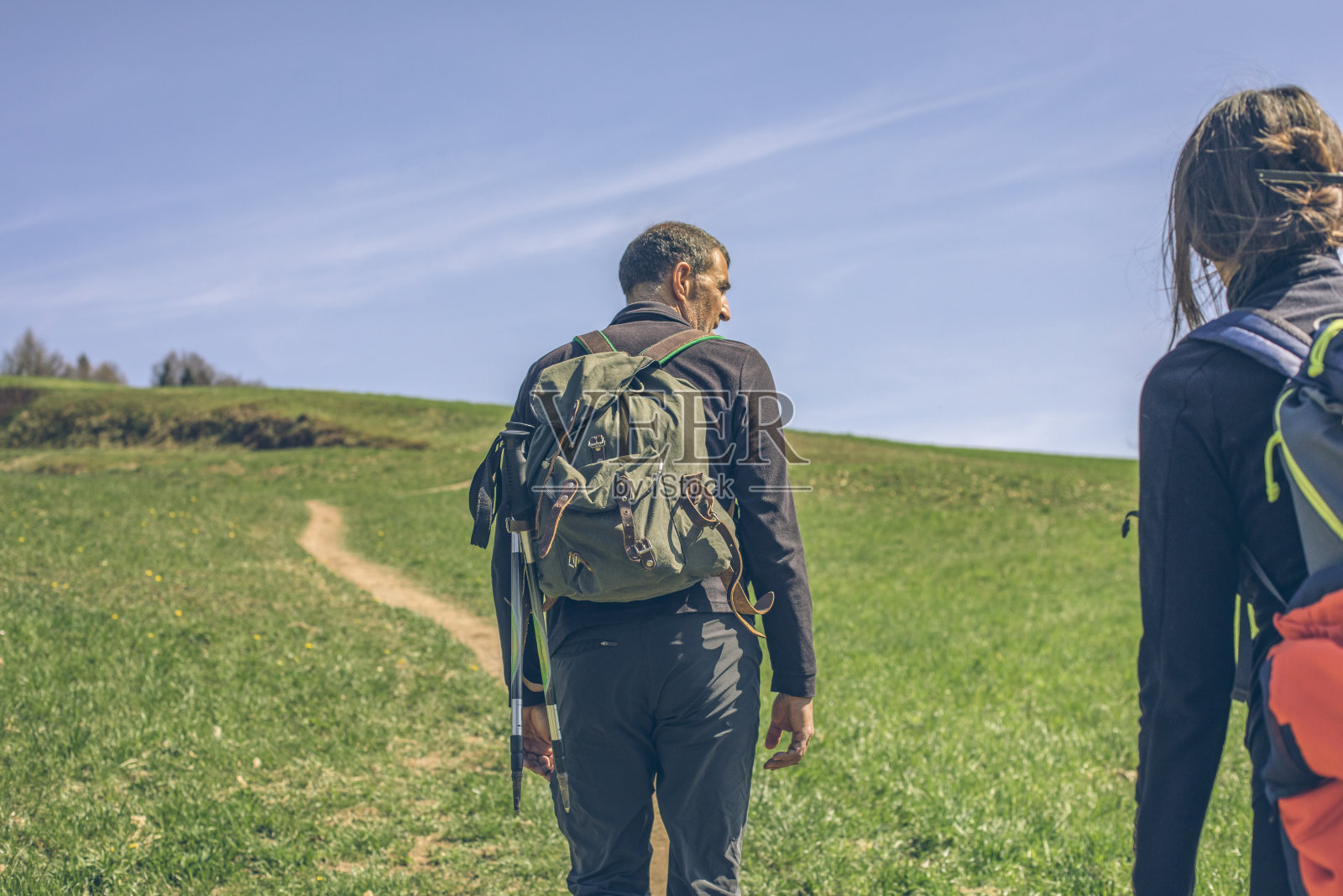 一对成熟的夫妇徒步穿过草地照片摄影图片