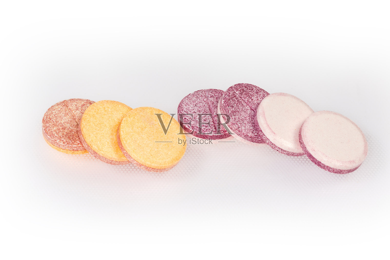 不同的泡腾片在白色的表面上，特写照片摄影图片