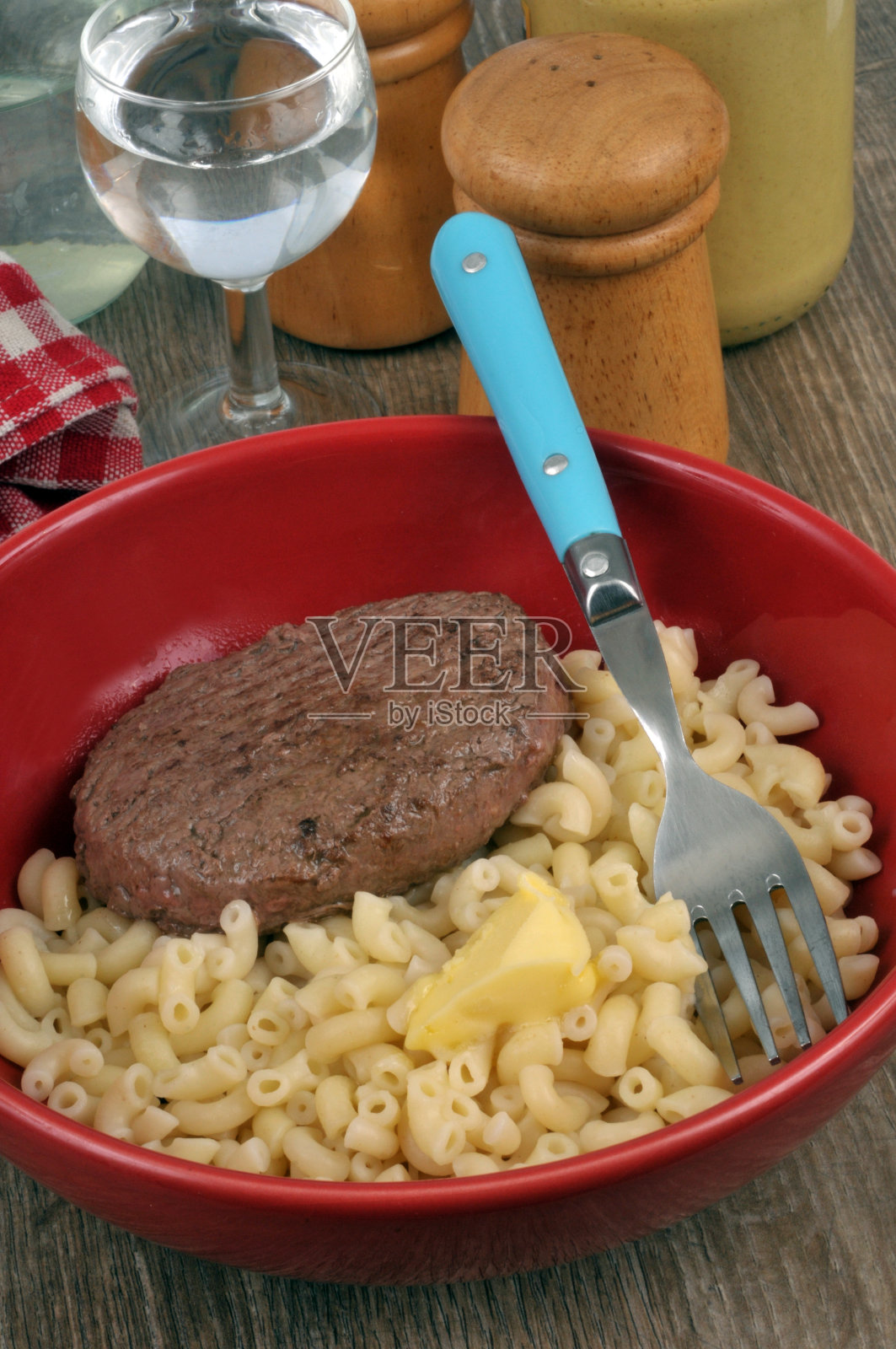 剁碎的牛排和黄油意大利面照片摄影图片