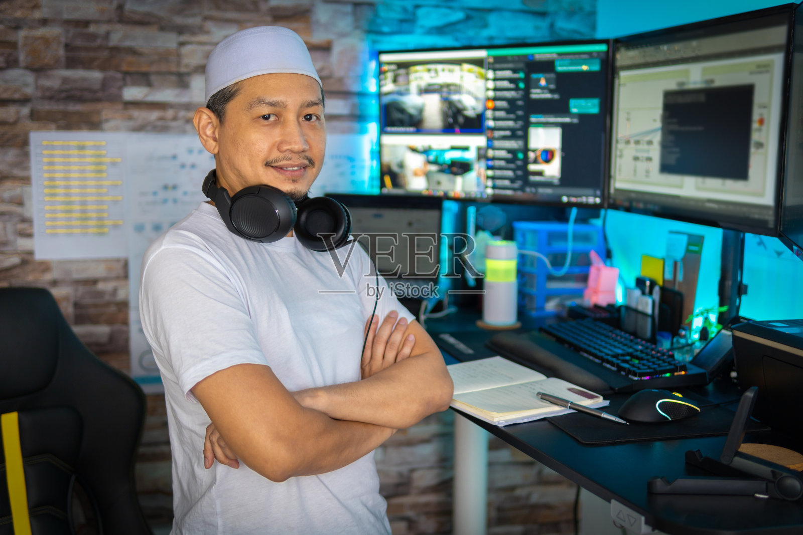 中年亚洲人在沙发上用笔记本电脑在家进行电话会议照片摄影图片