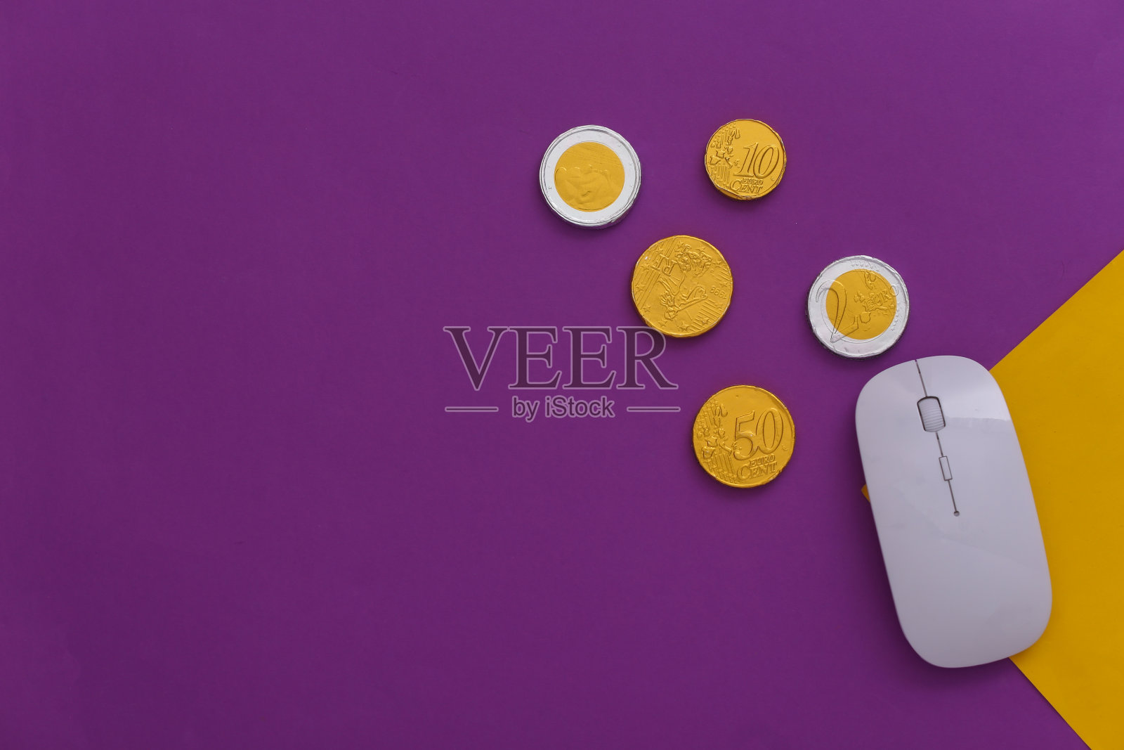 紫黄色背景上有硬币的鼠标。在线业务。前视图。极简主义照片摄影图片