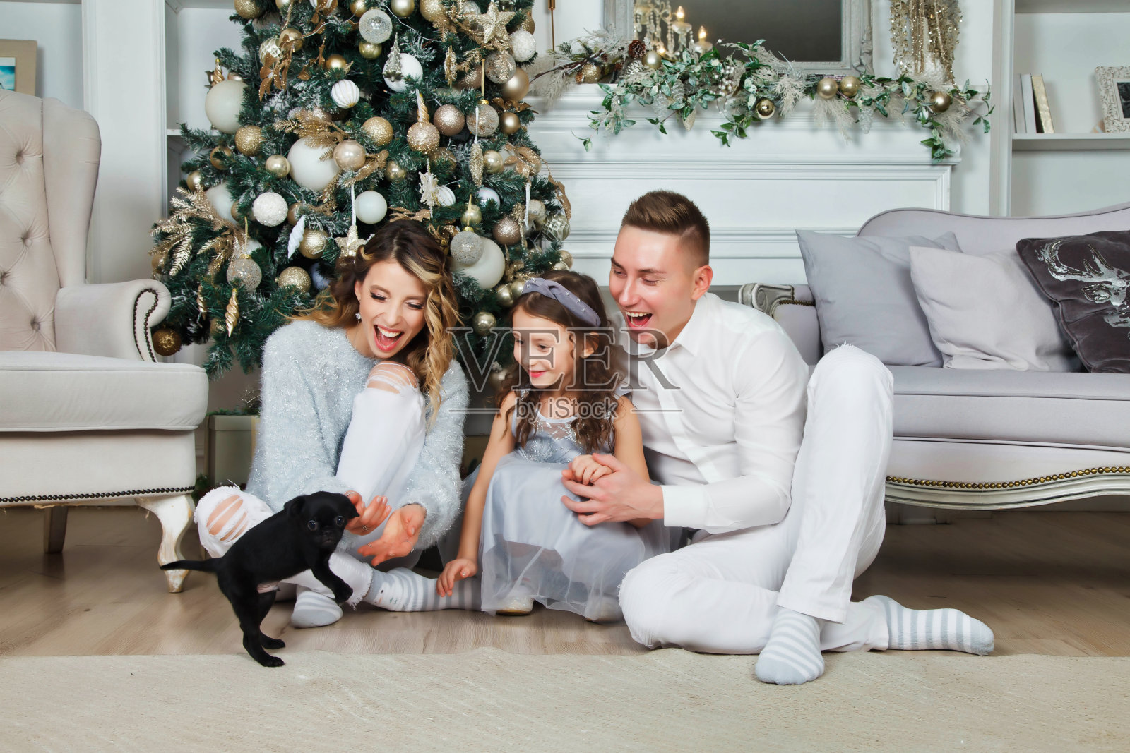 幸福家庭圣诞节在家收礼物，新年快乐照片摄影图片