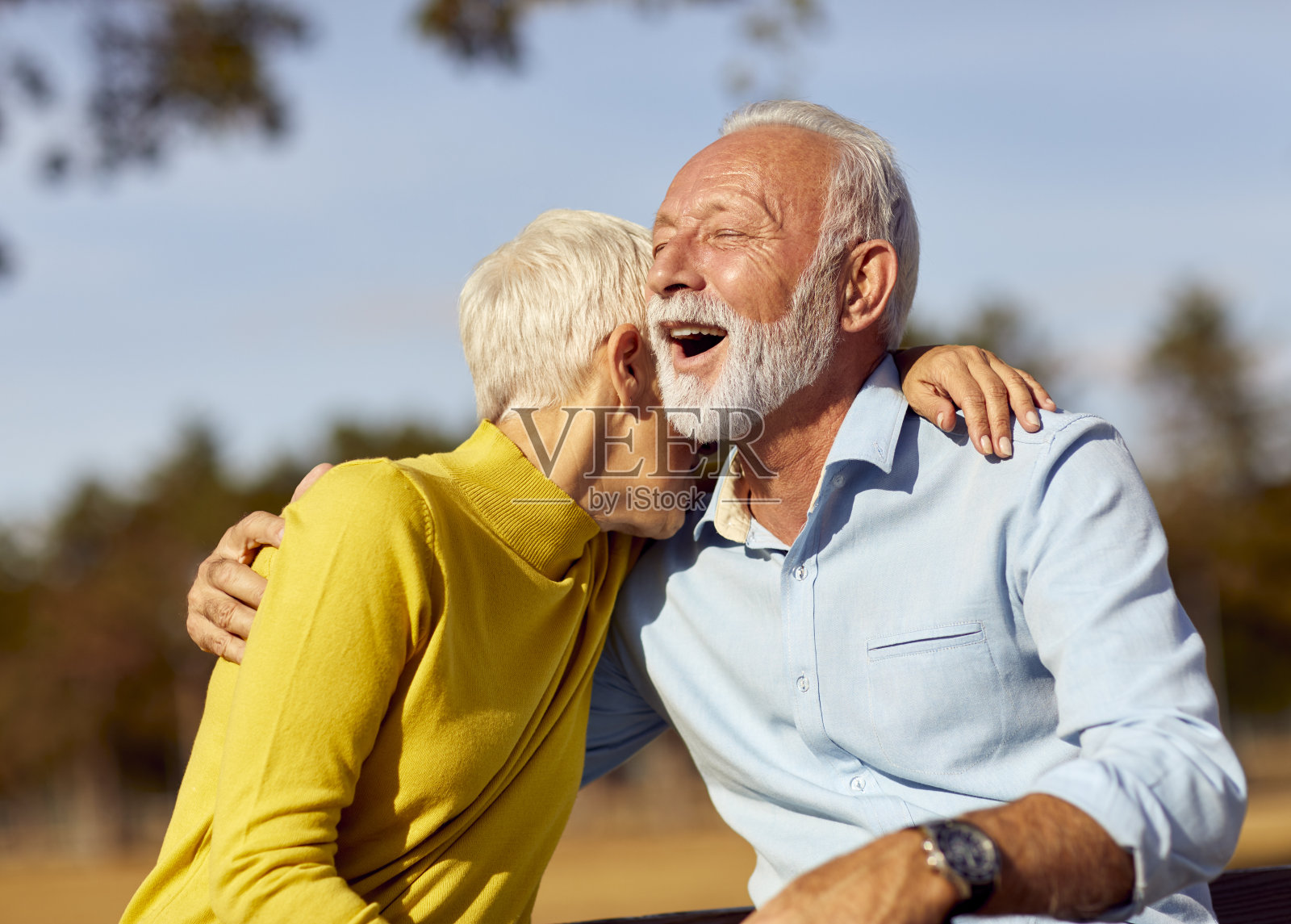 老年夫妻幸福老年相爱一起退休生活微笑男人成熟女人乐趣照片摄影图片