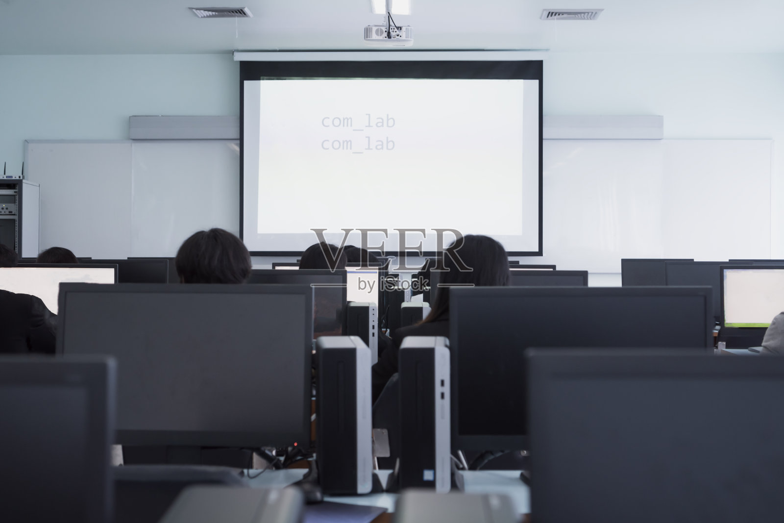 亚洲教师和学生小组在培训计算机网络技术实验教室学习发展计划管理教学在课堂大学。实验室在线学习教育照片摄影图片