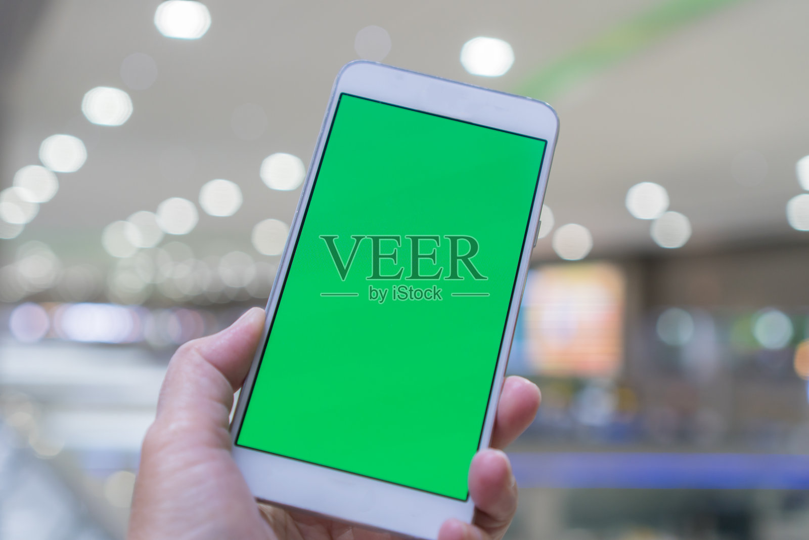 绿色空白屏幕模拟手机广告。数字智能手机持有移动信息互联网在任何地方在模糊的背景。新一代技术物联网照片摄影图片