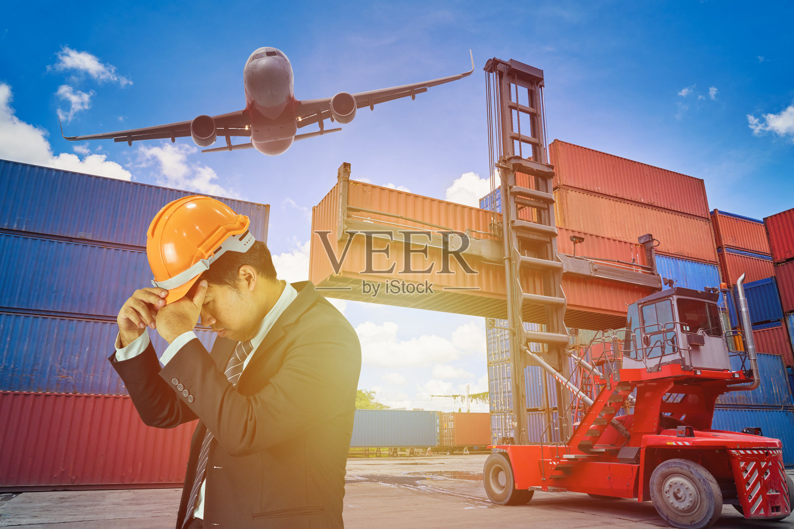 领班经理的物流理念，飞机和红色叉车仍在箱包现场的货物现场工作照片摄影图片