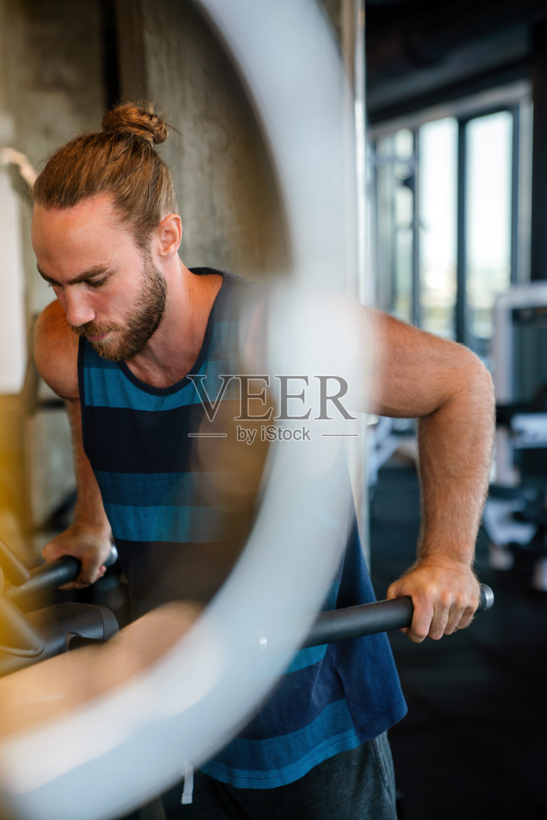 肌肉发达的人在健身房锻炼以保持健康照片摄影图片