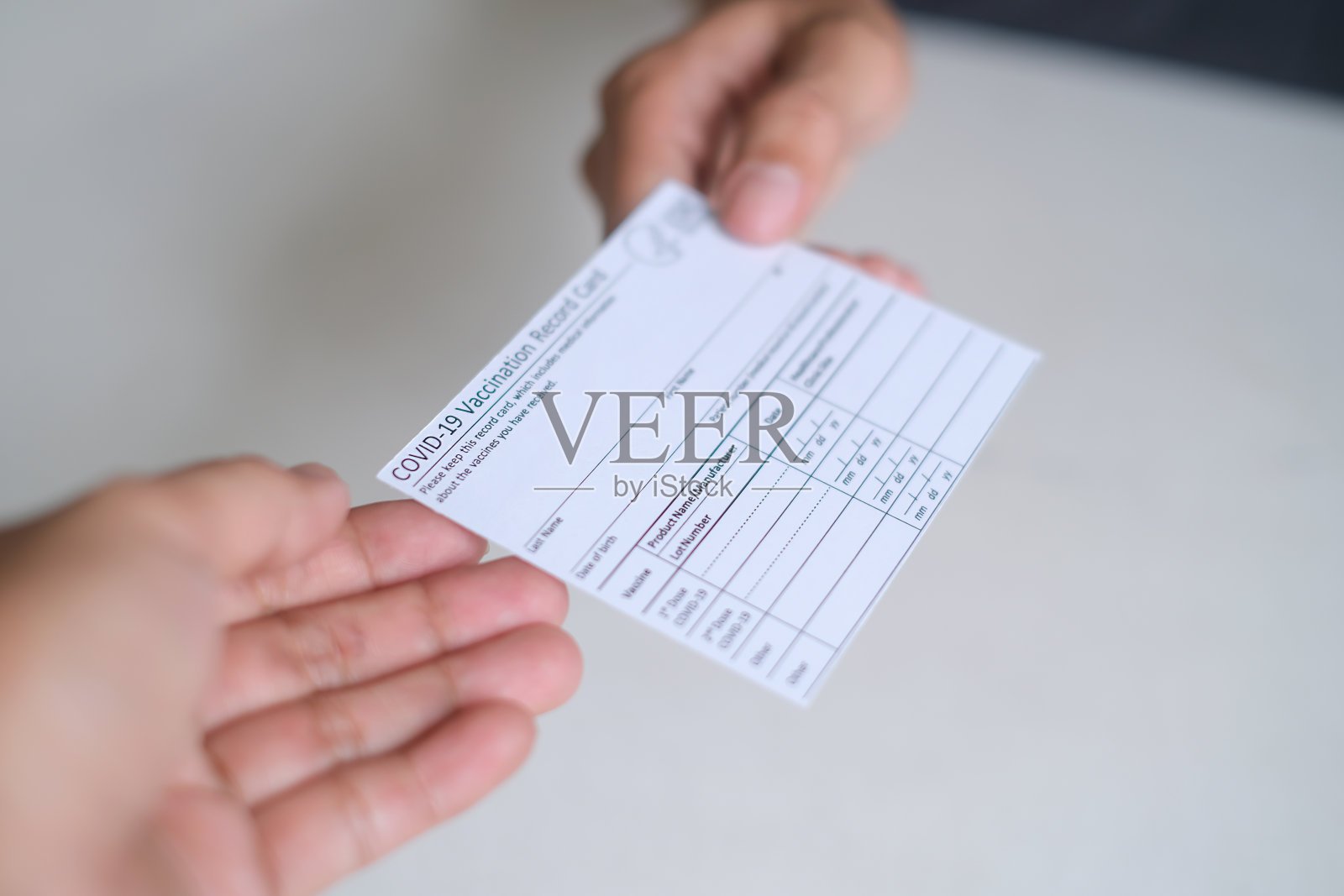 不认识的医生给病人发COVID-19疫苗接种记录卡照片摄影图片