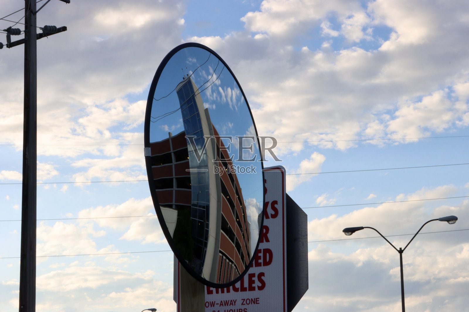 镜子里的停车场照片摄影图片