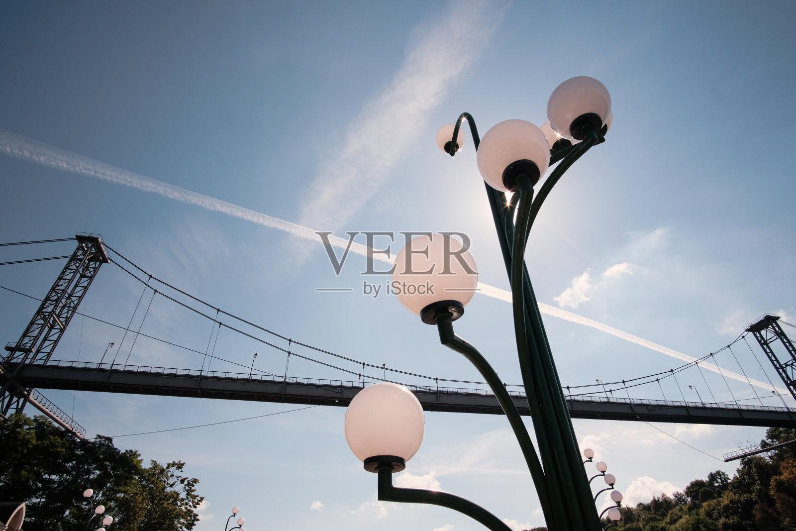 中午有灯柱的桥下通道照片摄影图片