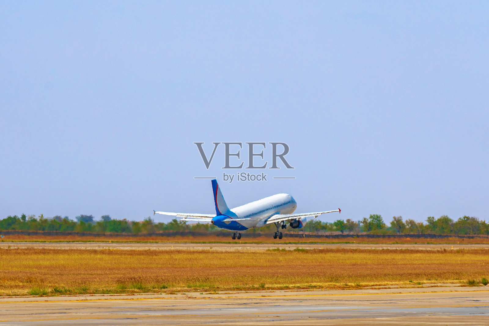 客机从机场的跑道上起飞照片摄影图片