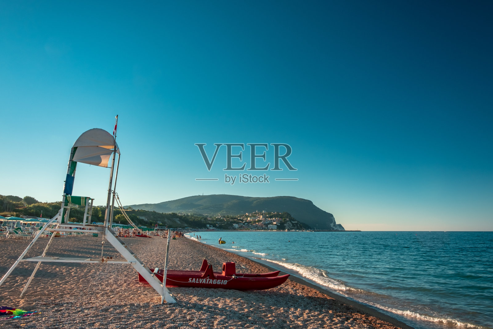 安科纳努马纳海滩上的救生员设备照片摄影图片