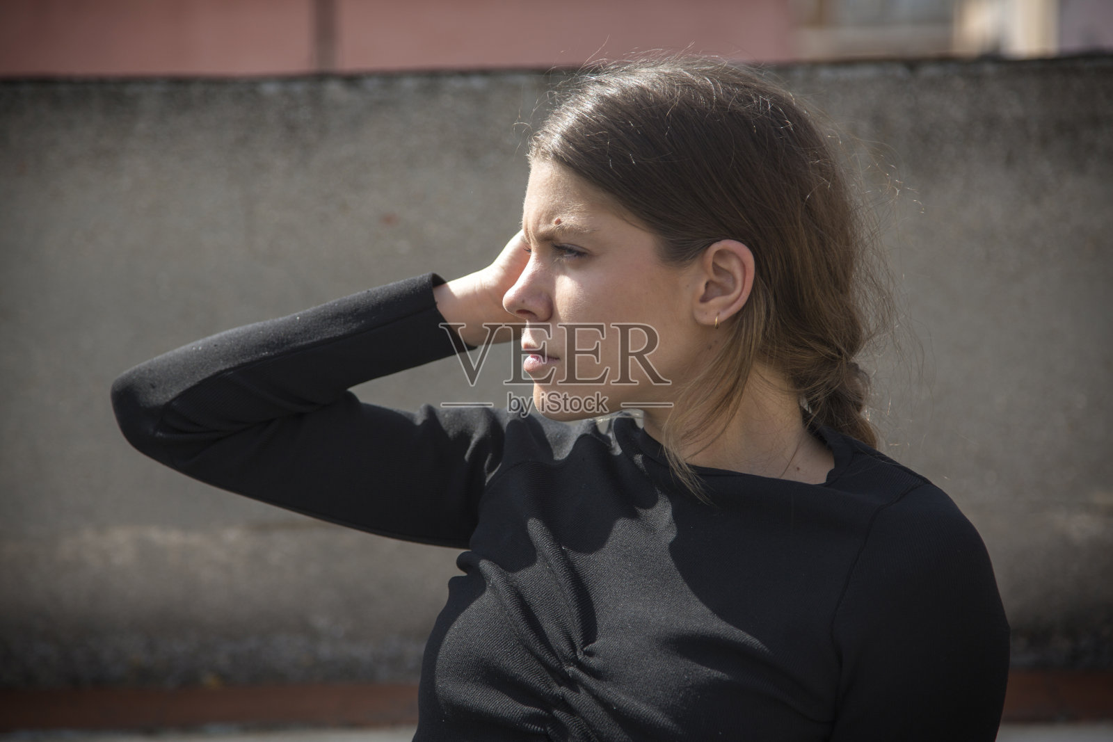 户外漂亮年轻女人的肖像照片摄影图片