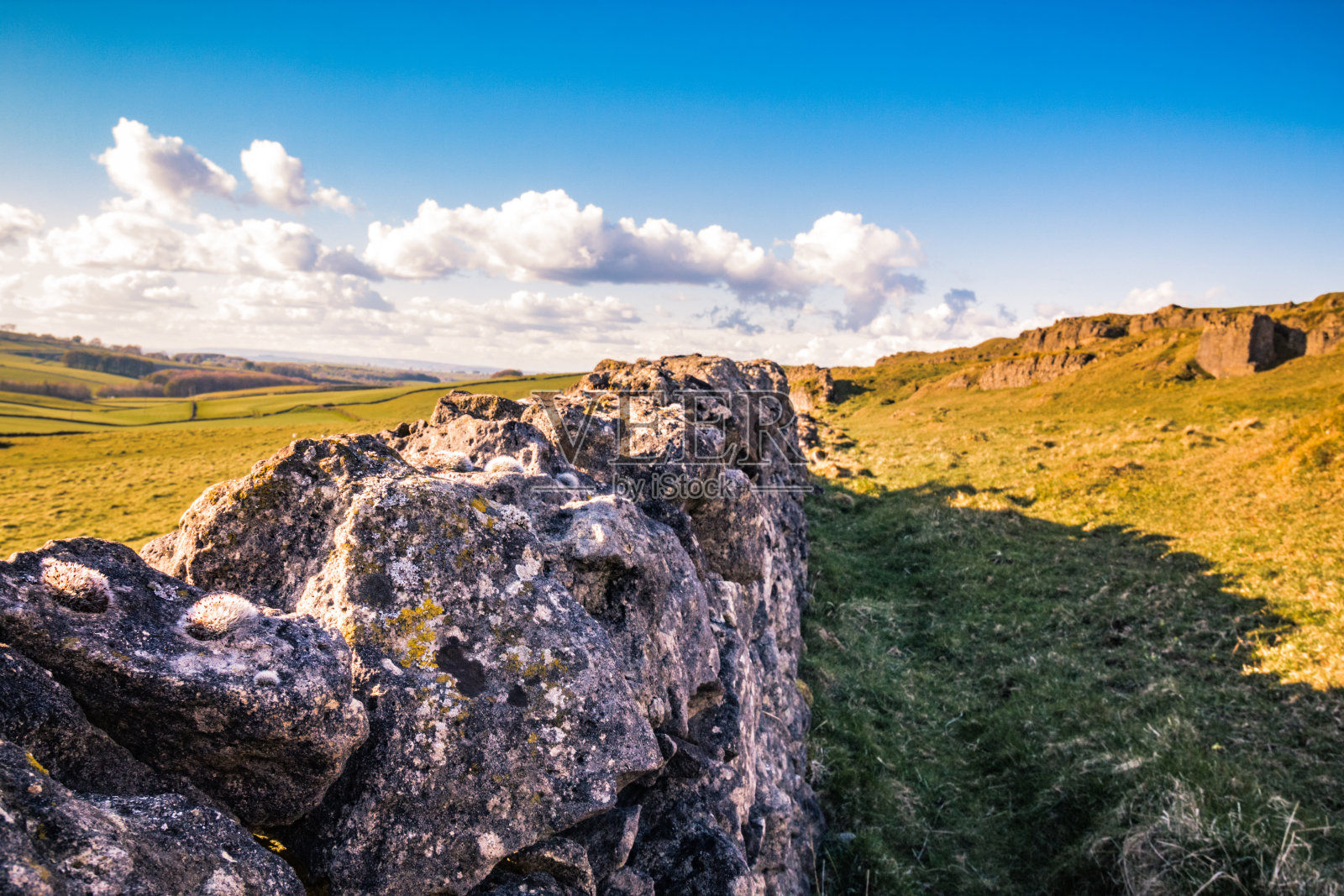 参观哈伯勒岩石，卡灵顿湖和风车的美丽景色照片摄影图片