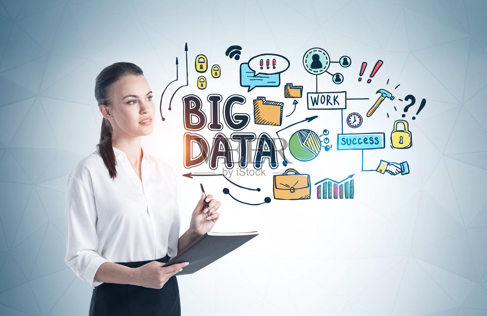 女人拿着笔记本，大数据草图照片摄影图片