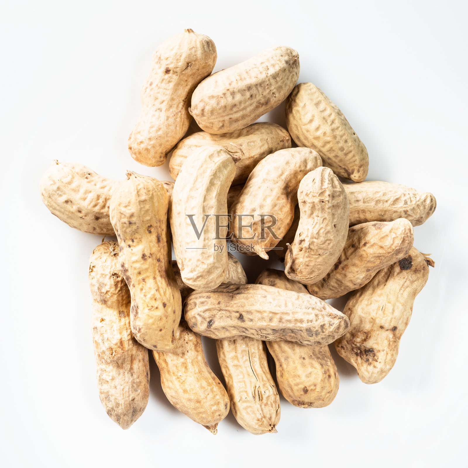 顶视图的一堆未剥皮的花生在白色照片摄影图片