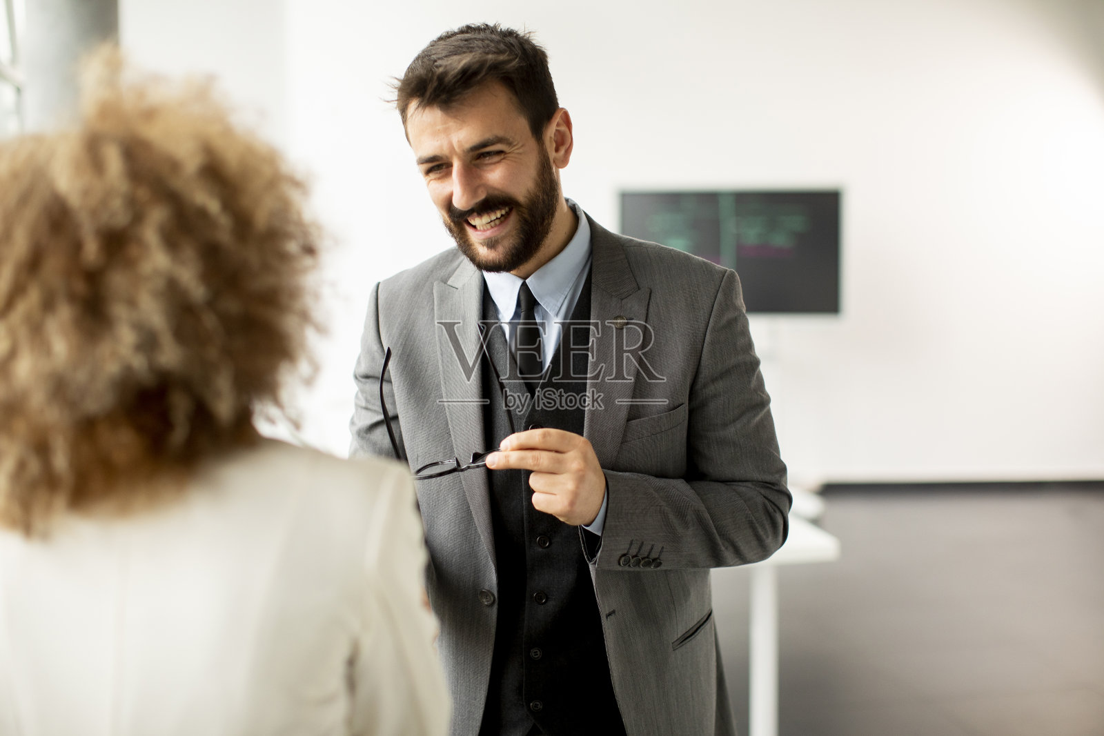 几个来自不同民族的商人在办公室握手照片摄影图片