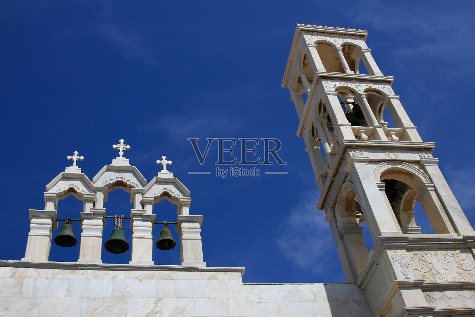希腊米科诺斯，白色教堂的钟楼映衬着蓝天照片摄影图片