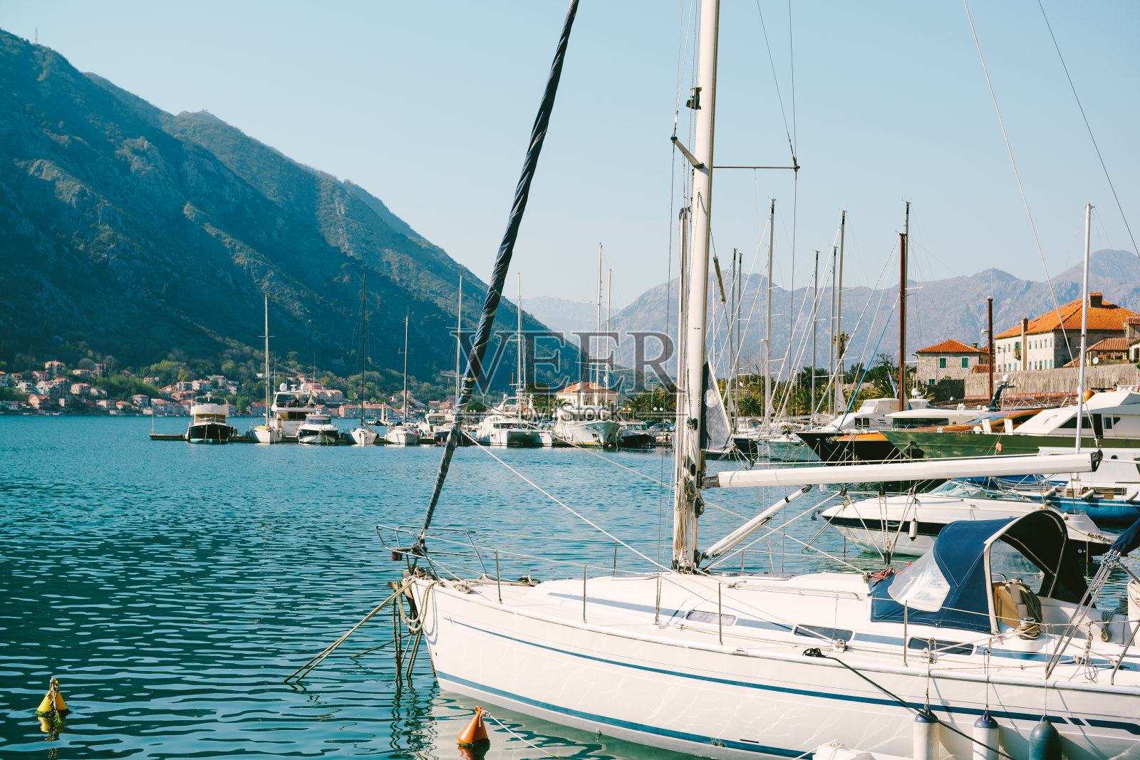黑山科托尔老城附近的码头。旅行的照片。照片摄影图片