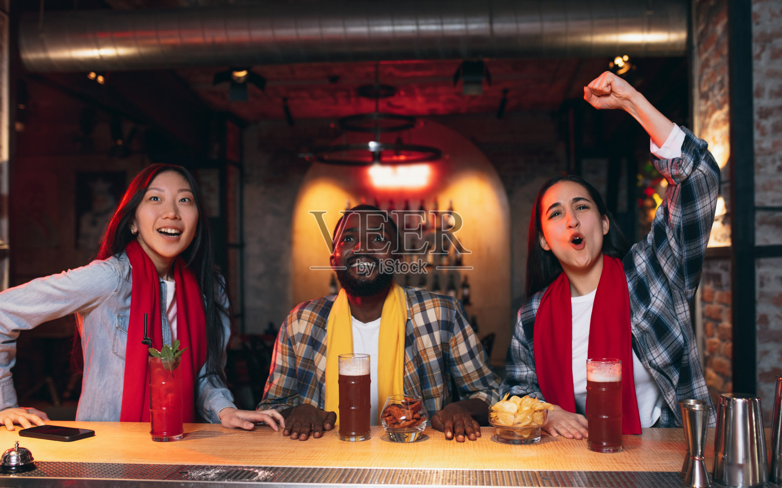 一群朋友一起看体育比赛。友谊的概念，休闲活动，情感照片摄影图片