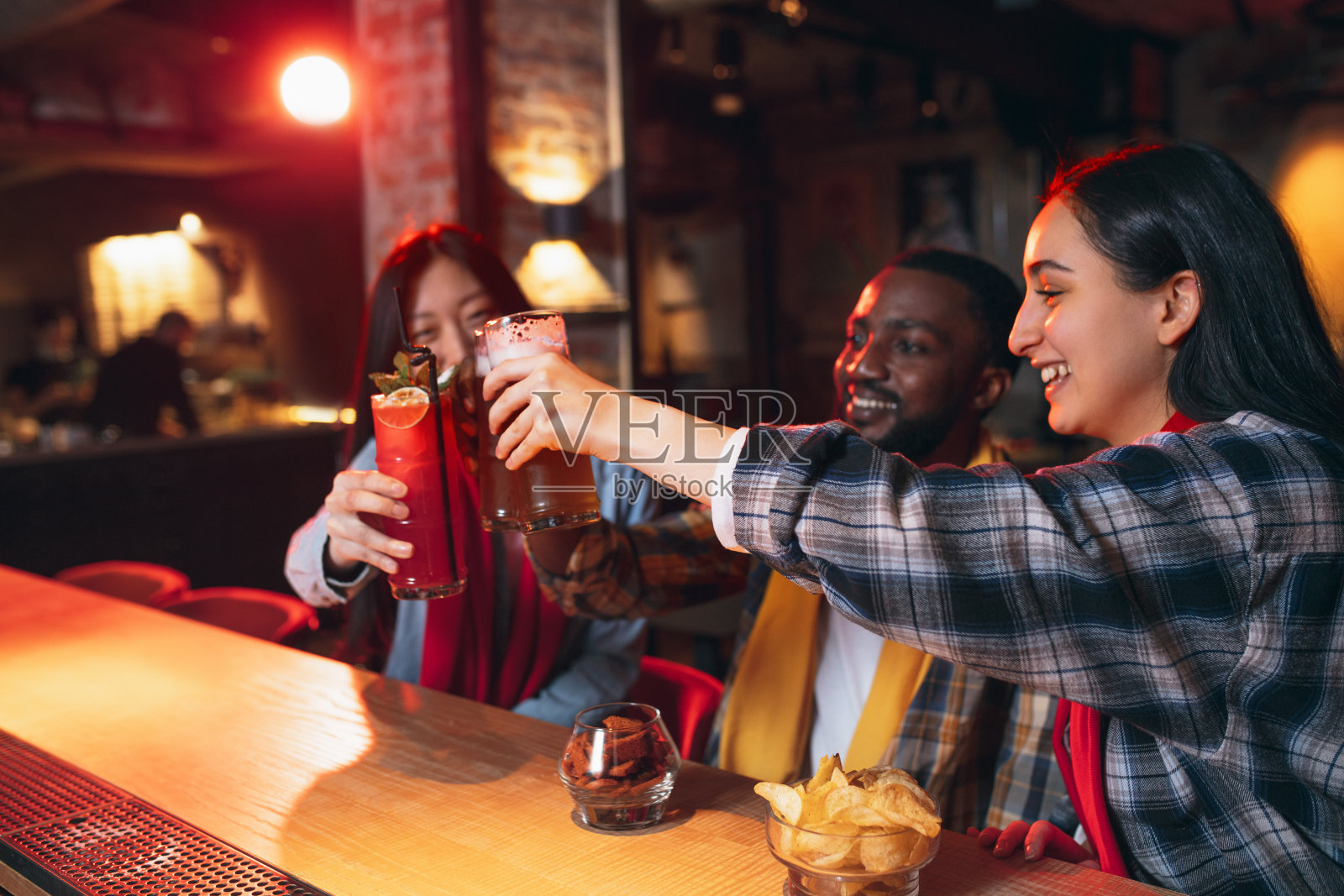 一群朋友一起看体育比赛。友谊的概念，休闲活动，情感照片摄影图片