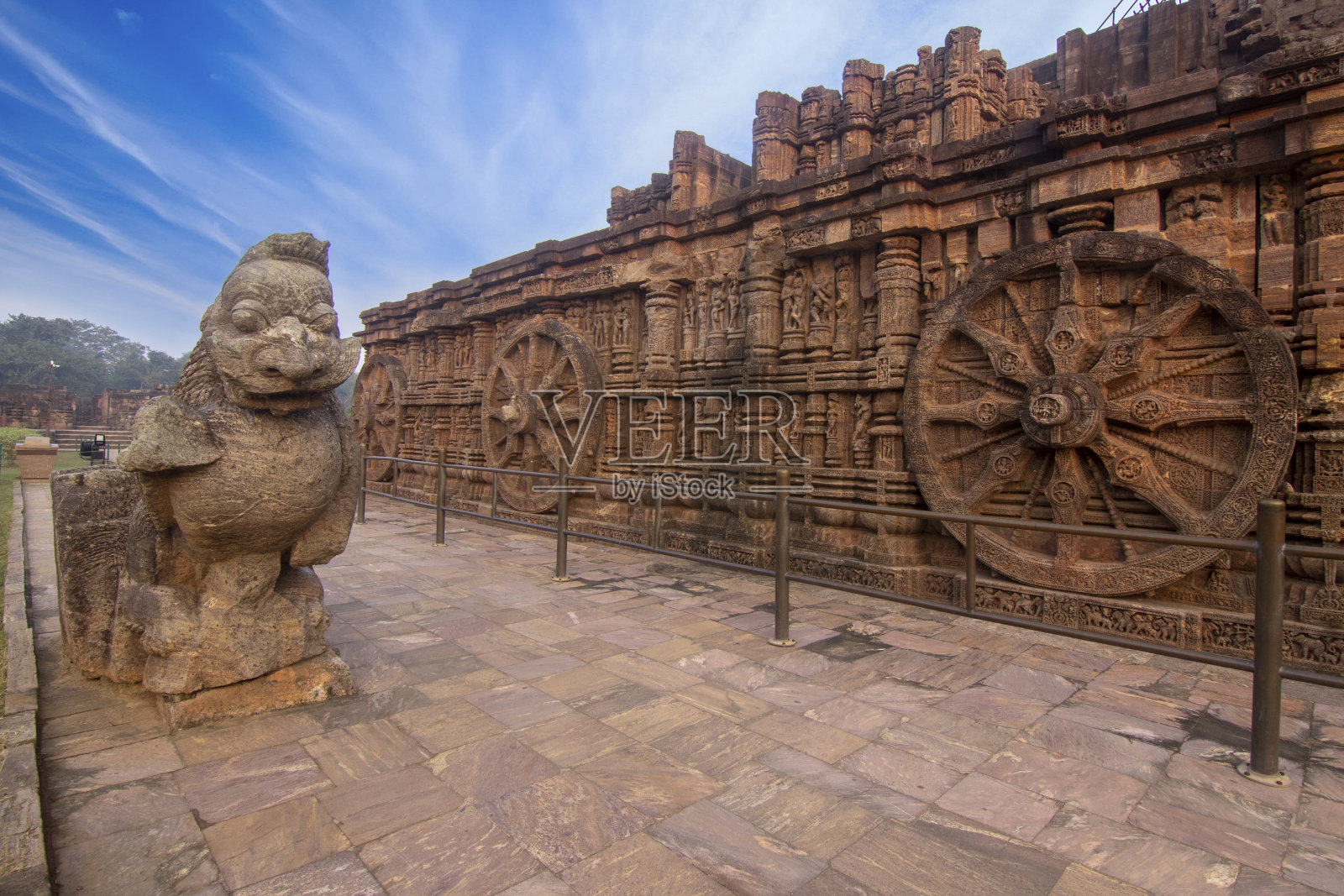 印度奥里萨邦科纳克古印度太阳庙古砂岩雕刻的狮子。照片摄影图片