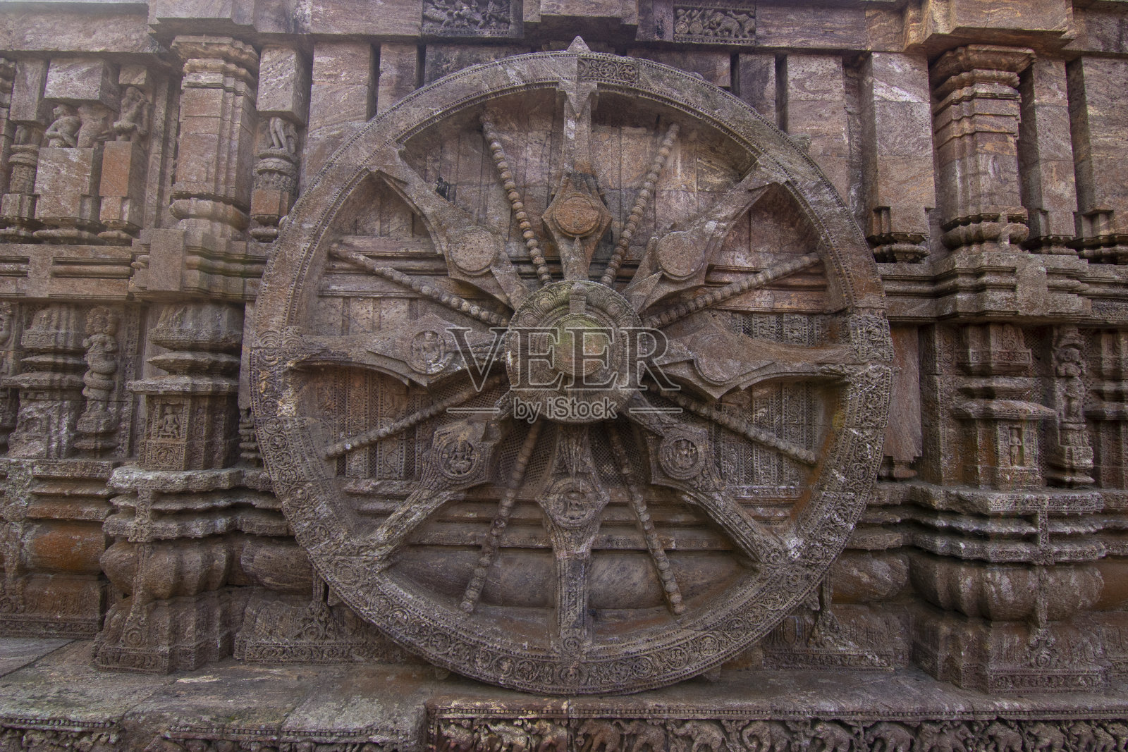 公元13世纪，在印度奥里萨邦科纳克的古印度太阳庙的一个石轮上复杂的雕刻照片摄影图片