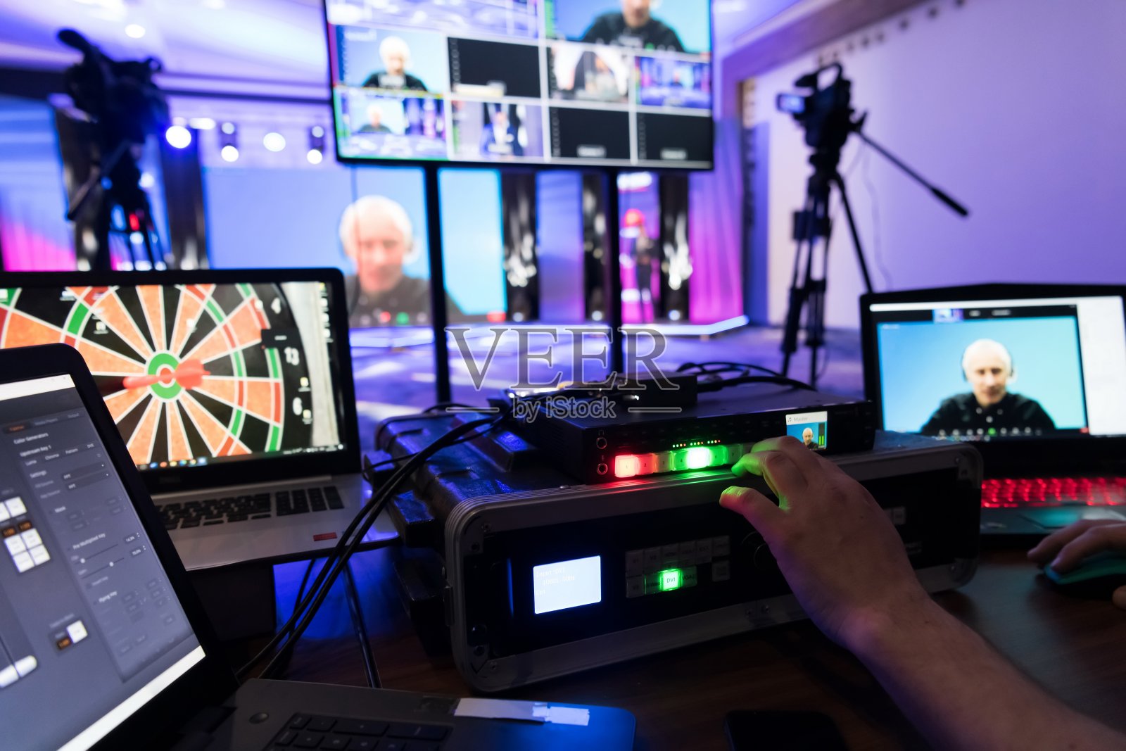 新常态下商务会议、社交网络直播、新冠肺炎疫情、电子学习等网络直播。照片摄影图片