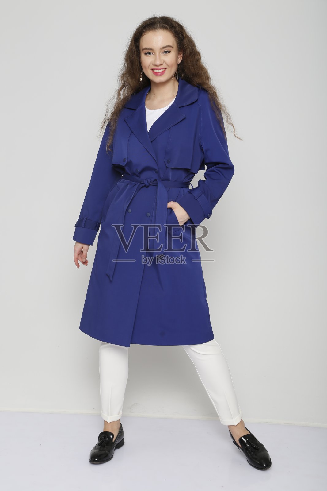 加尺寸美丽的女人在白色的背景休闲连衣裙前照片摄影图片