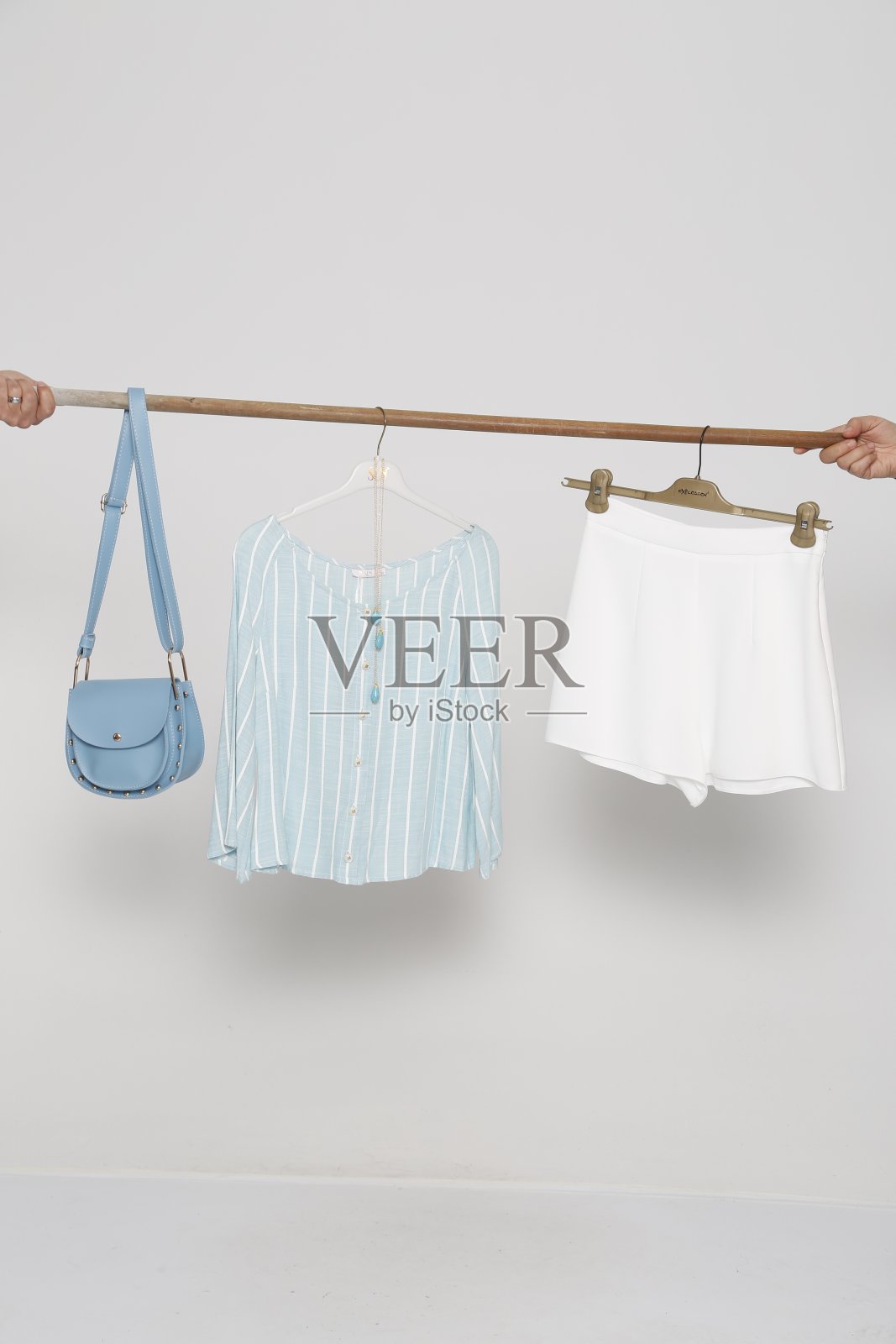 年轻美丽的女子穿着休闲的衣服，夏日的时光，前面的白色背景照片摄影图片