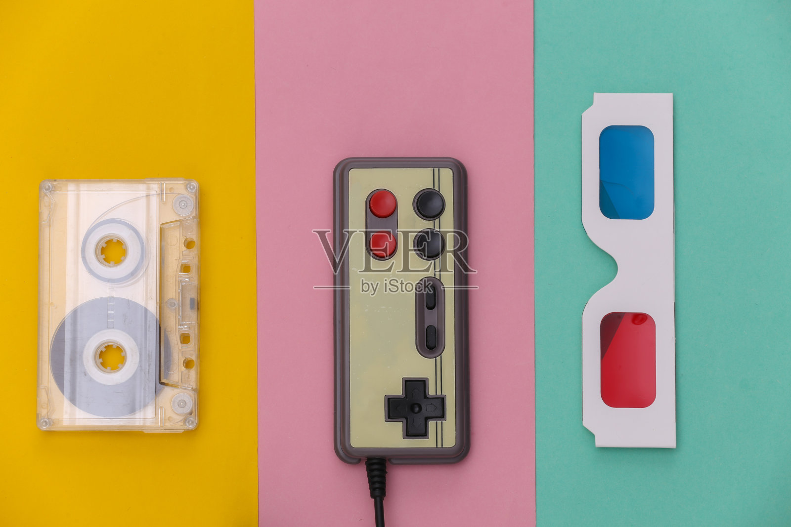 有线复古游戏手柄，浮雕3D眼镜和CD上的彩色背景。复古的属性。俯视图照片摄影图片