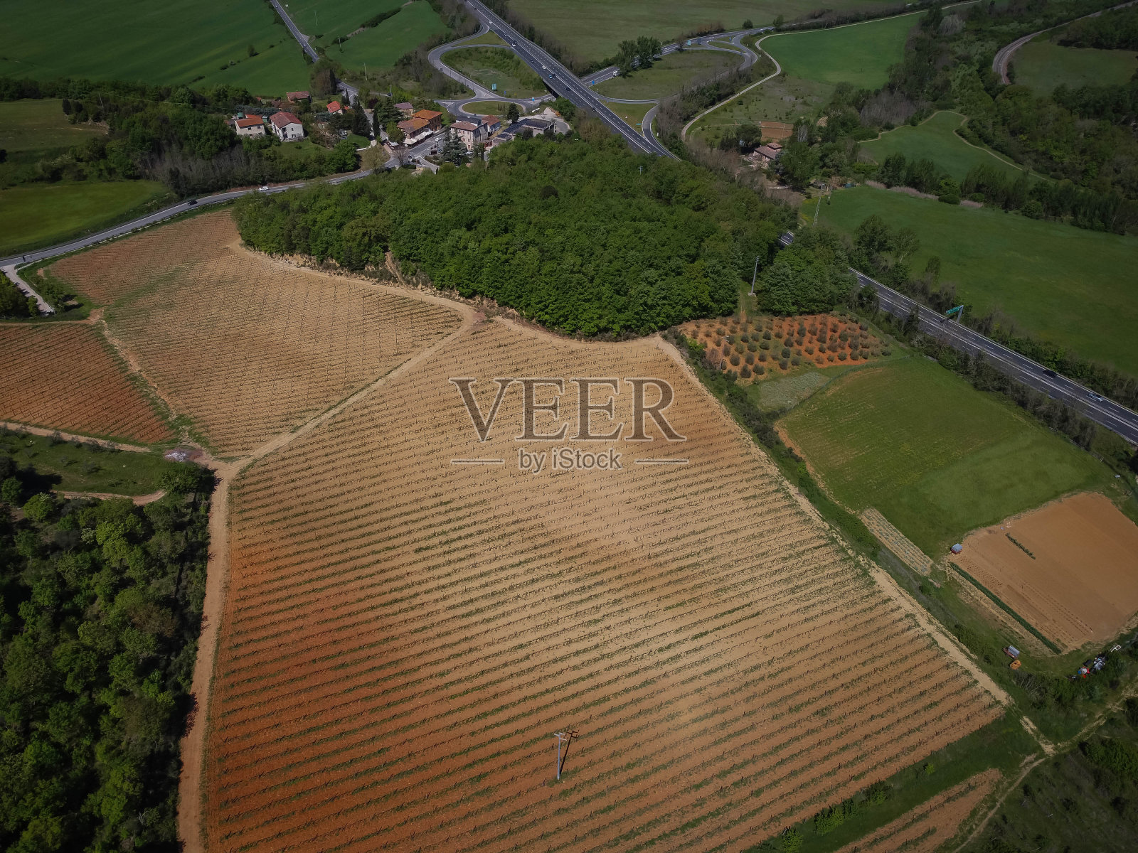 意大利托斯卡纳中世纪小镇蒙特里吉奥尼附近田野的鸟瞰图照片摄影图片