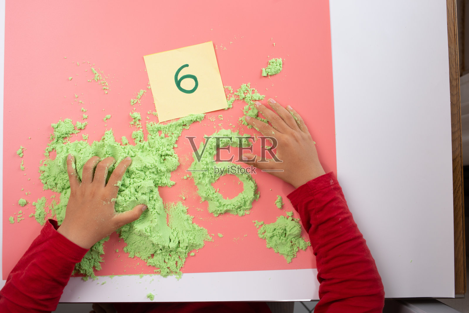 沙盘写字，儿童形状或字母练习，学龄前写作活动，儿童手照片摄影图片