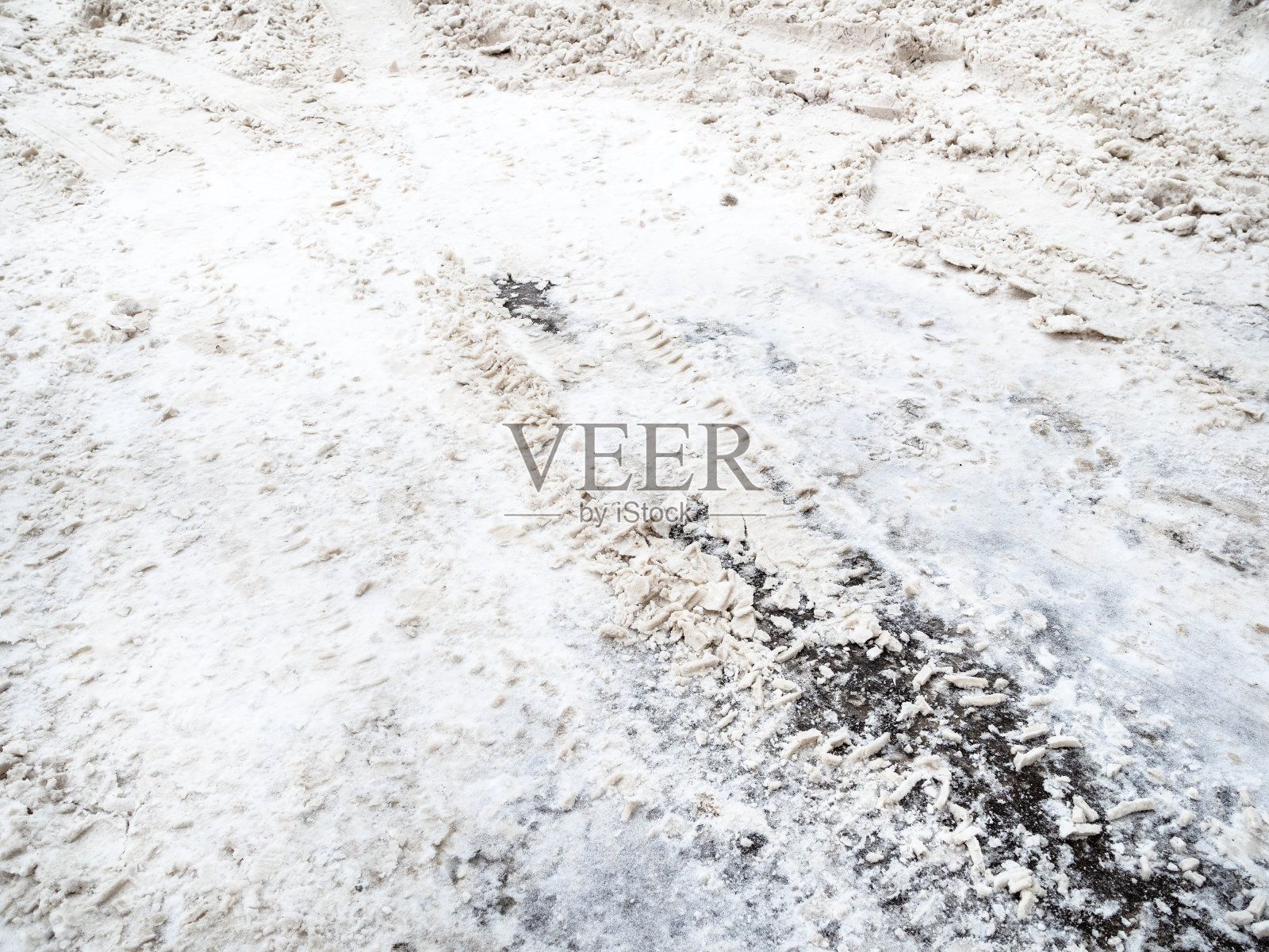 冬天路面上覆盖着滑溜溜的雪照片摄影图片