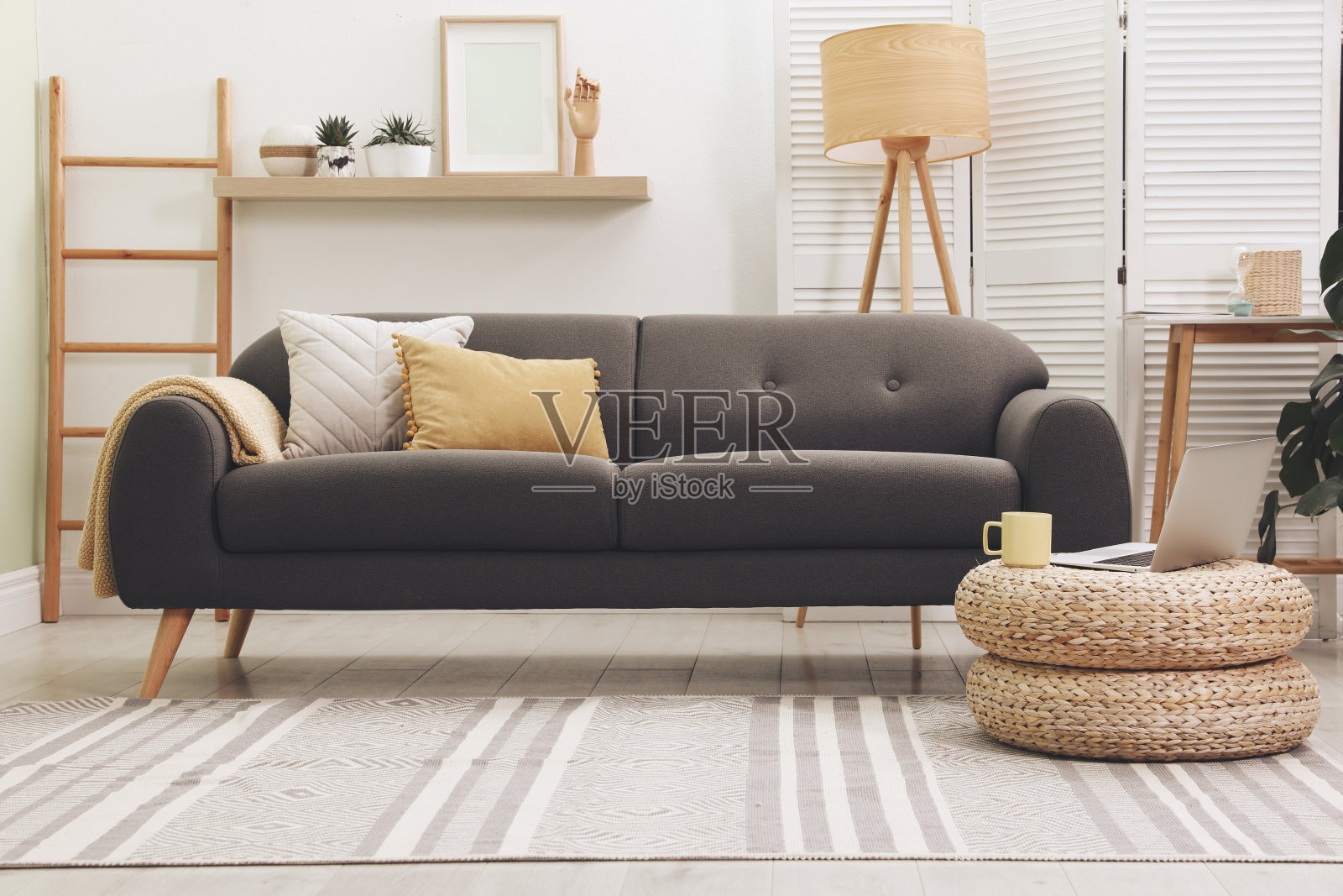 时尚的客厅内饰，舒适的沙发和台灯照片摄影图片