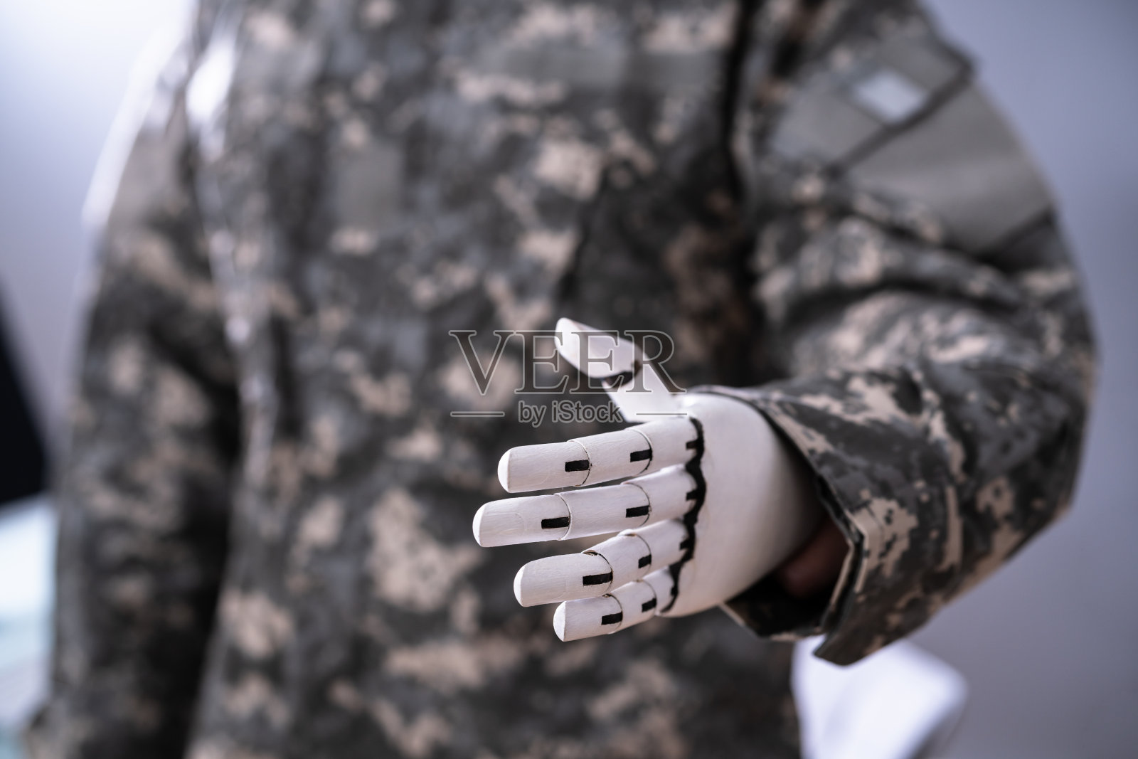 士兵人工义肢手照片摄影图片