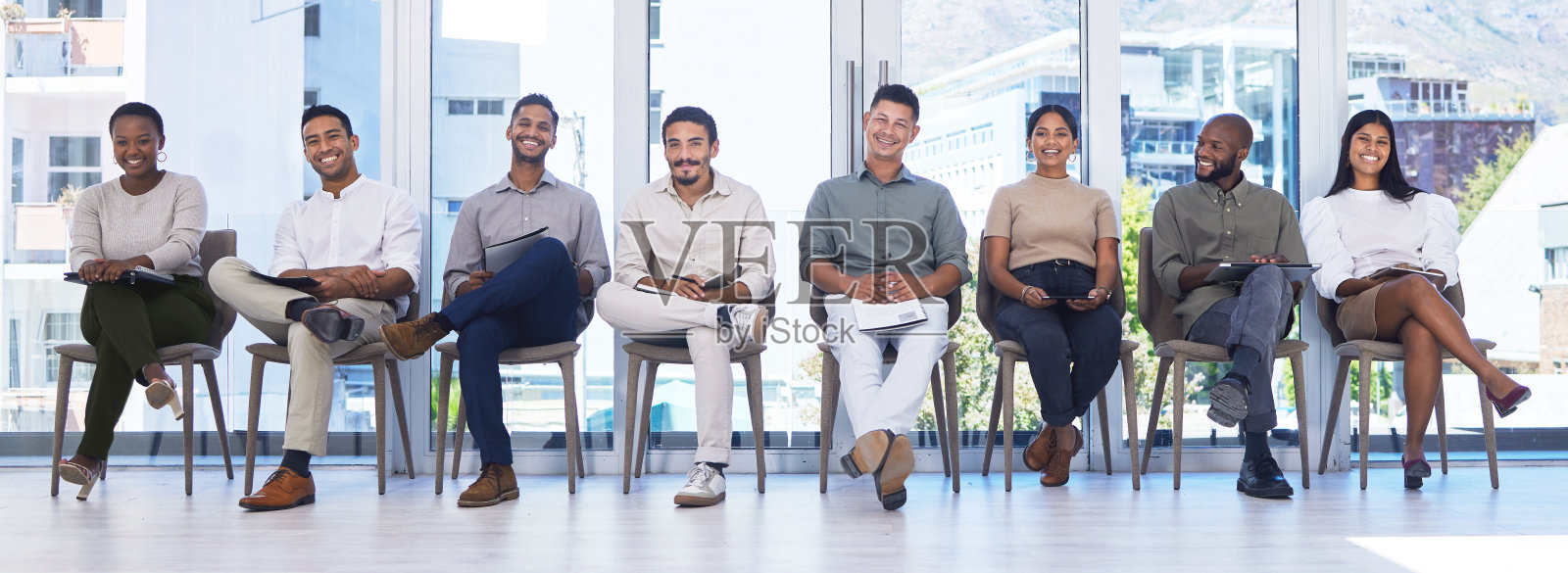 在一间现代化的办公室里，一群人等待面试照片摄影图片