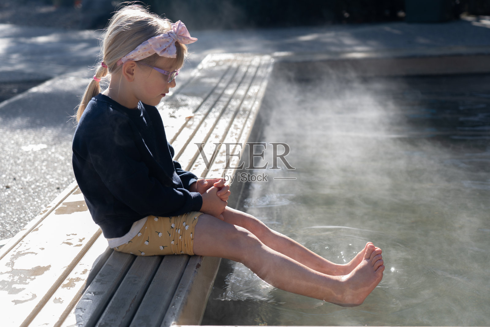 赤脚的孩子在新西兰罗托鲁瓦奎罗公园享受温暖的地热池照片摄影图片