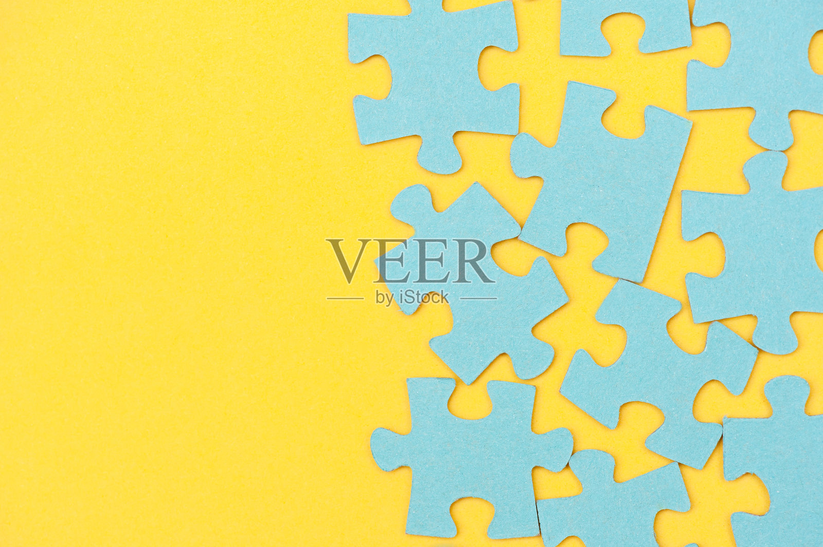 蓝色拼图背景和黄色背景。照片摄影图片