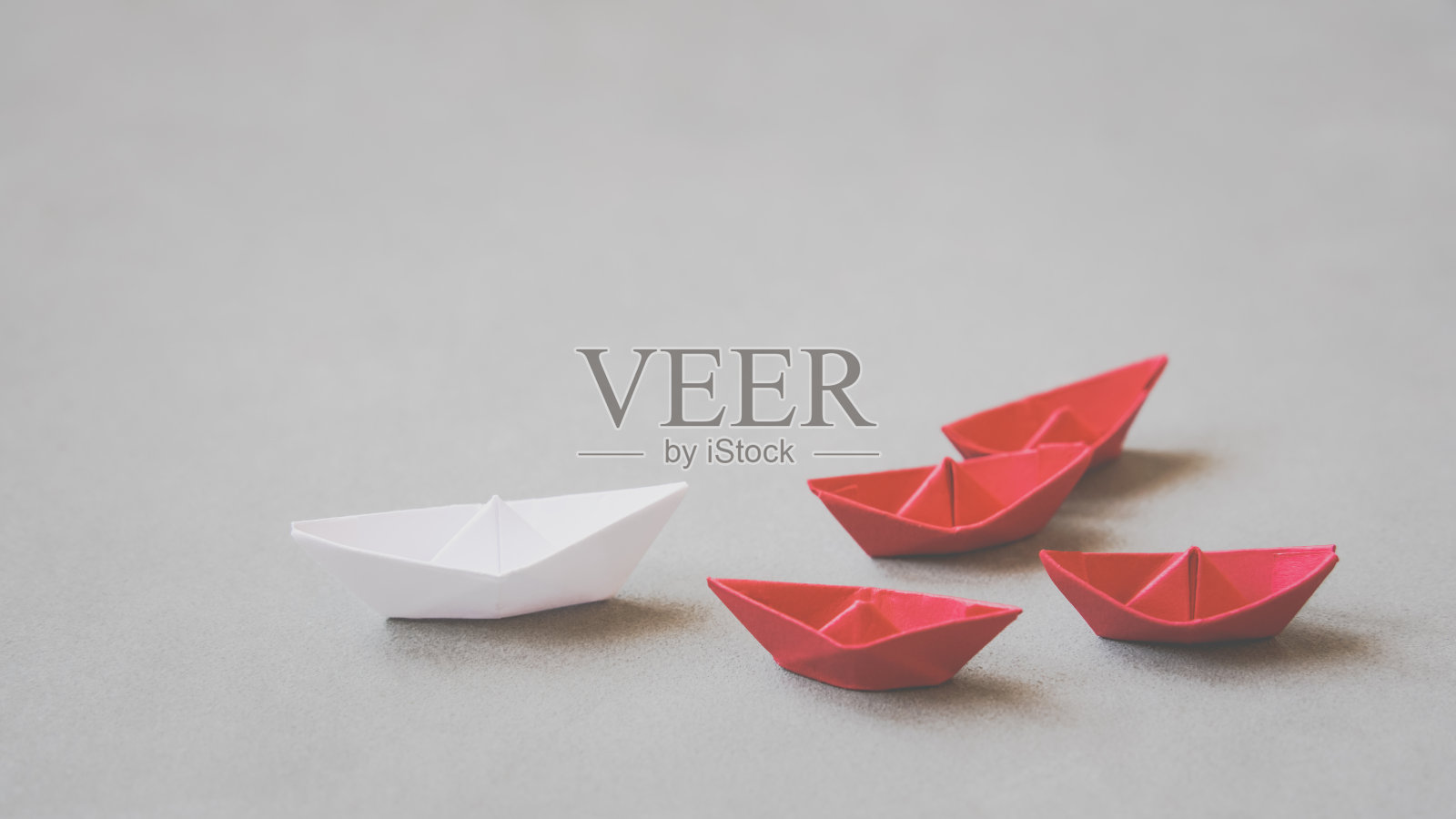 白纸船前面的另一个红色的垃圾灰背景，领导，旗舰，领导，脱颖而出的管理者概念照片摄影图片