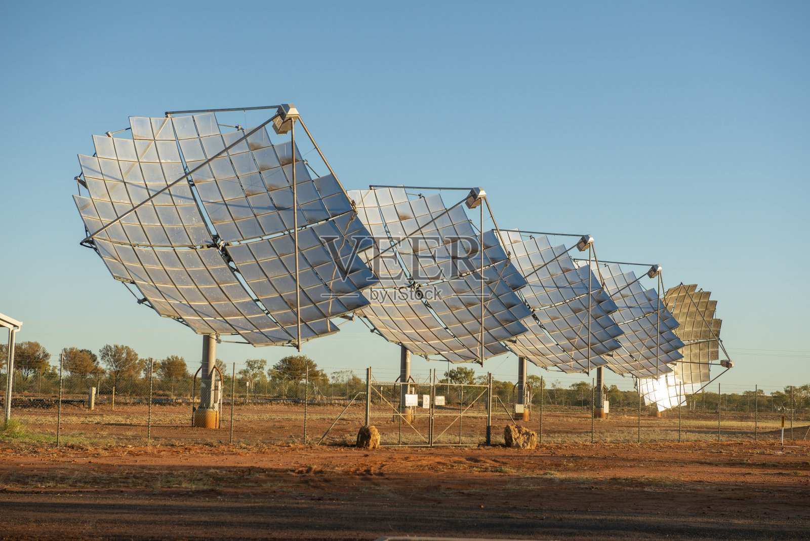 太阳能菜肴。照片摄影图片
