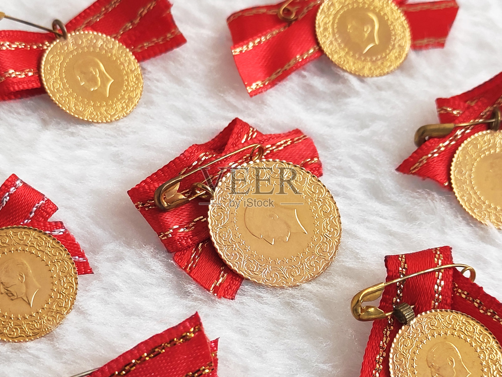 白色背景上的土耳其金币照片摄影图片