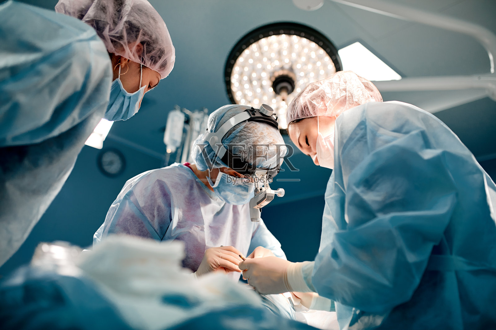 一组外科医生正在为生命而战，为真正的手术而战，为真正的情感而战。重症监护小组正在与病人的生命作斗争。拯救生命，奋斗生命照片摄影图片