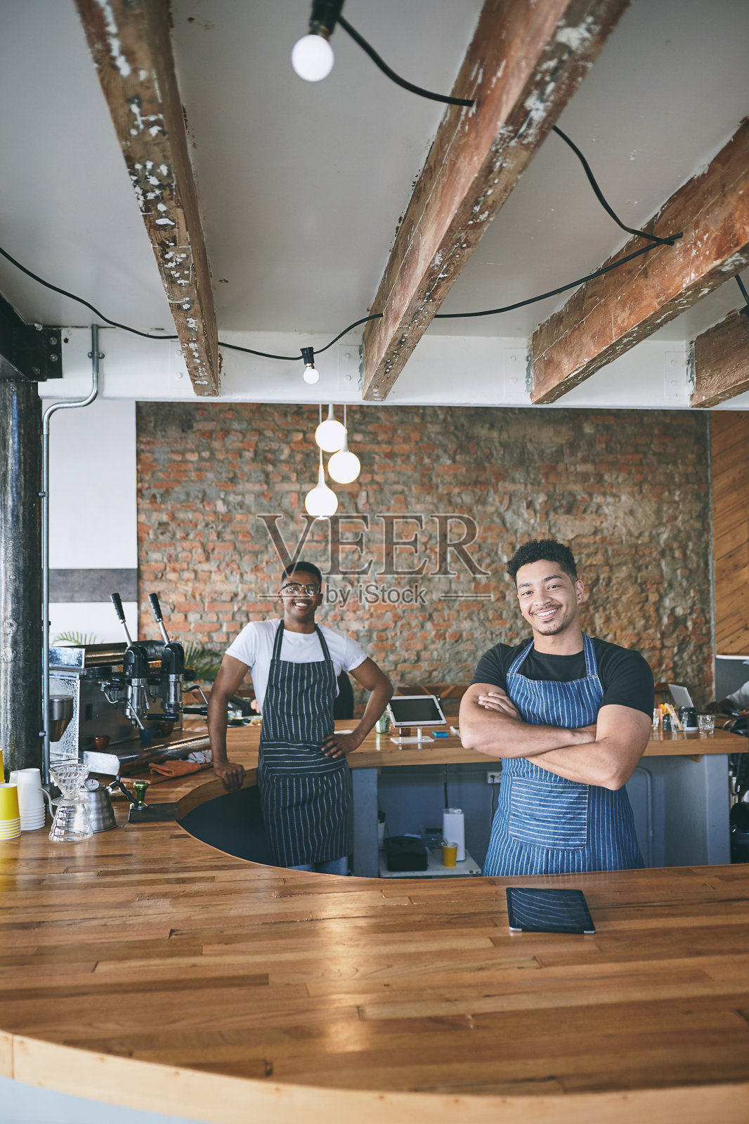 两个自信的年轻人在咖啡馆工作照片摄影图片