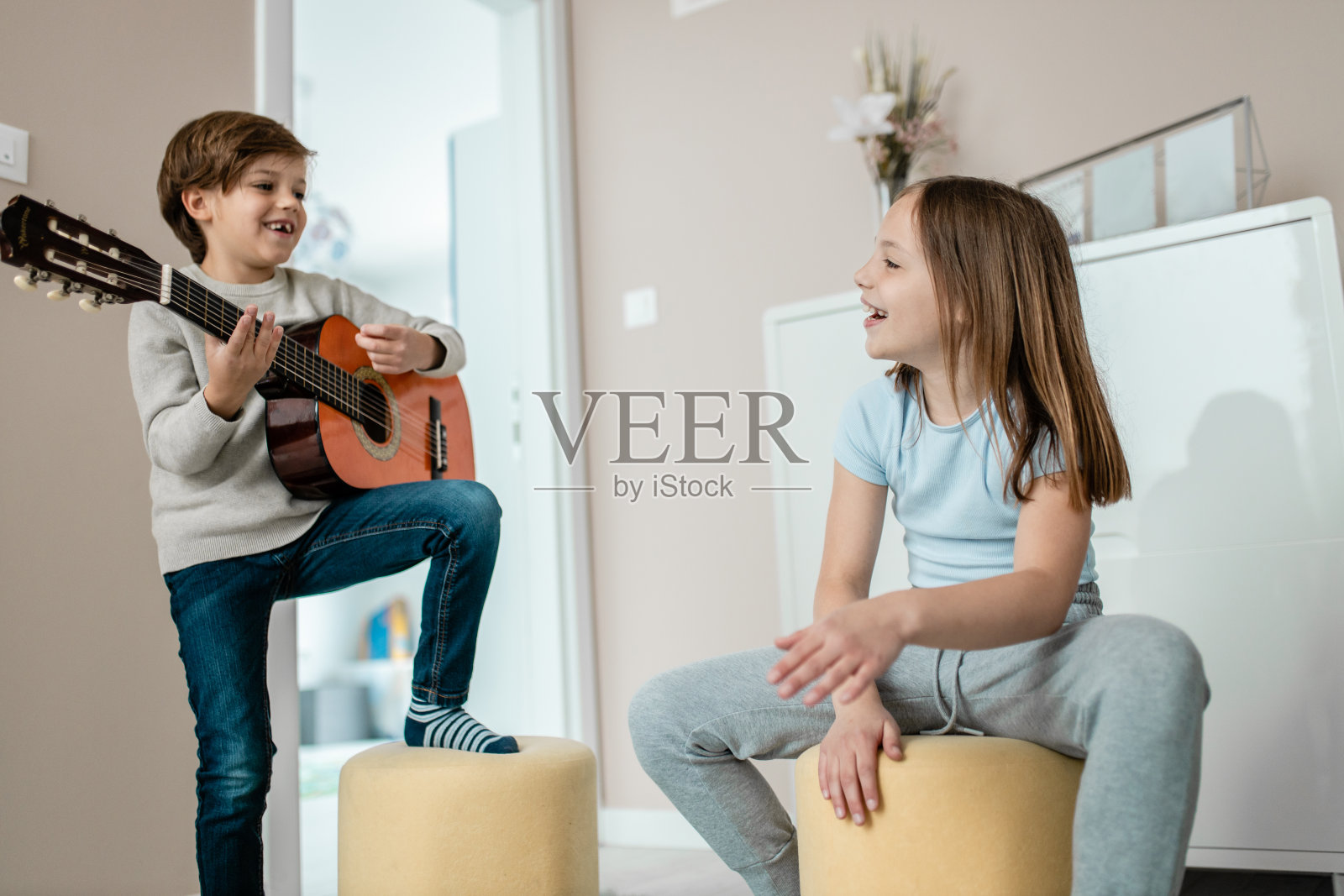 孩子们在弹吉他照片摄影图片
