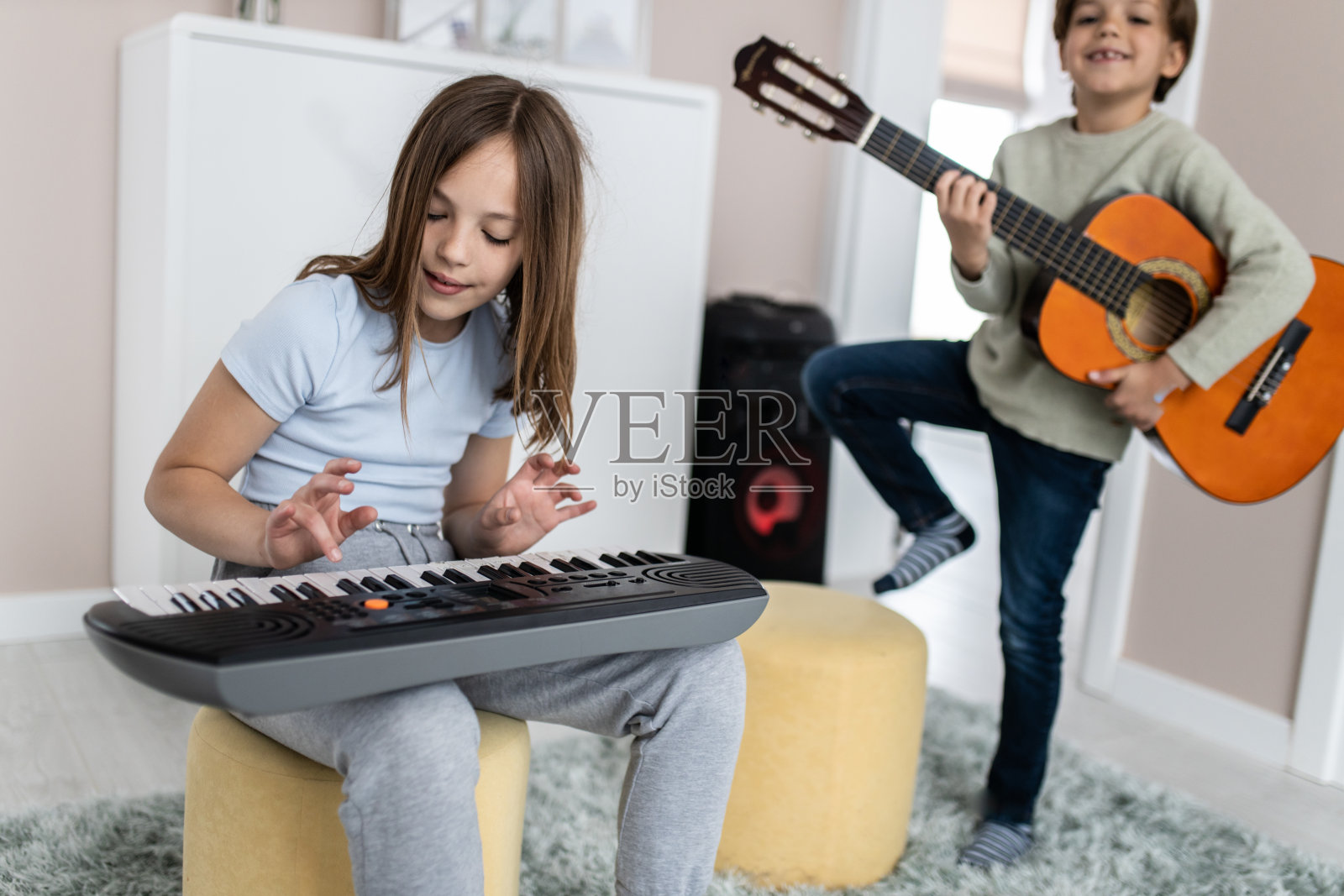 学习演奏乐器照片摄影图片