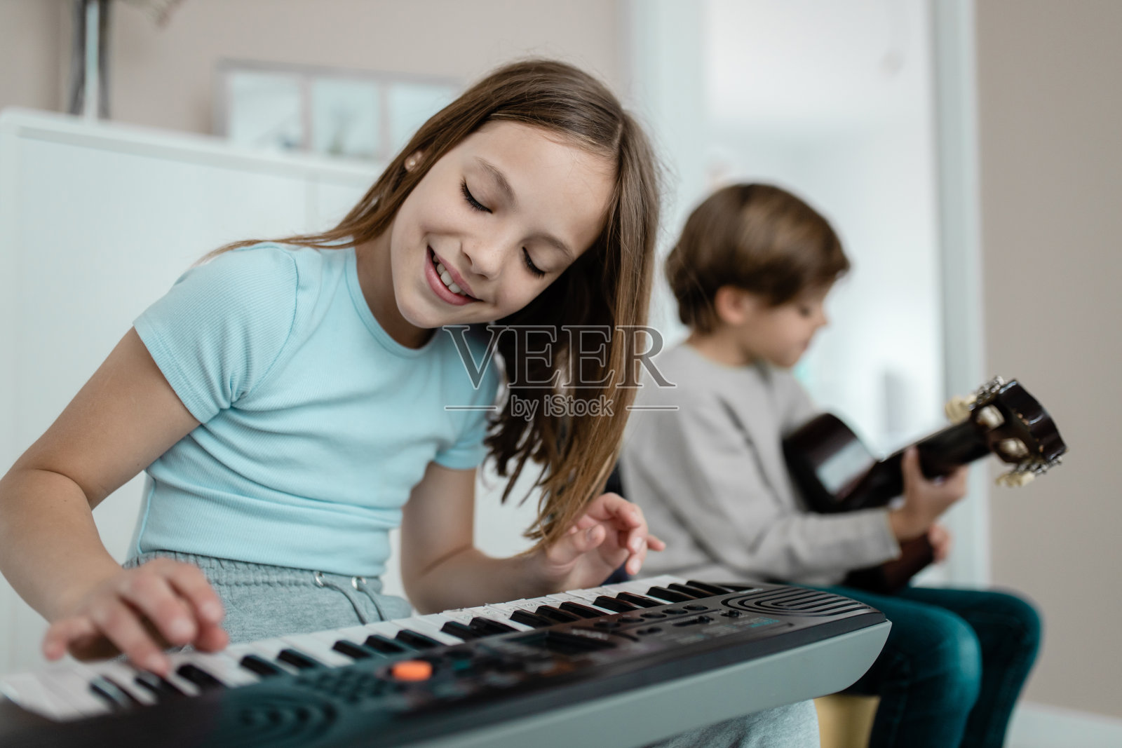 孩子们演奏音乐照片摄影图片