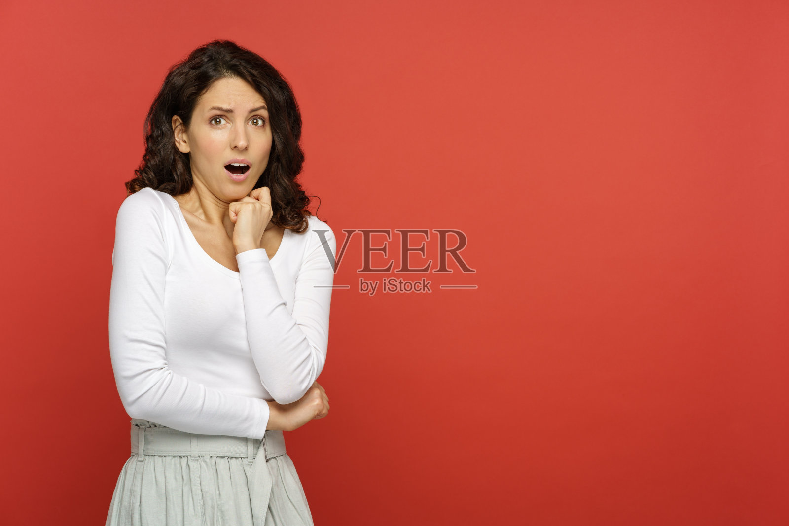 害怕的女人与震惊或厌恶站在震惊与交叉的双手在珊瑚背景照片摄影图片